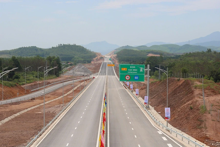 Tuyến đường bộ cao tốc Bắc - Nam đoạn Bùng - Vạn Ninh vừa mới khánh thành nhưng chỉ có bốn làn xe hạn chế. Ảnh: N.LONG