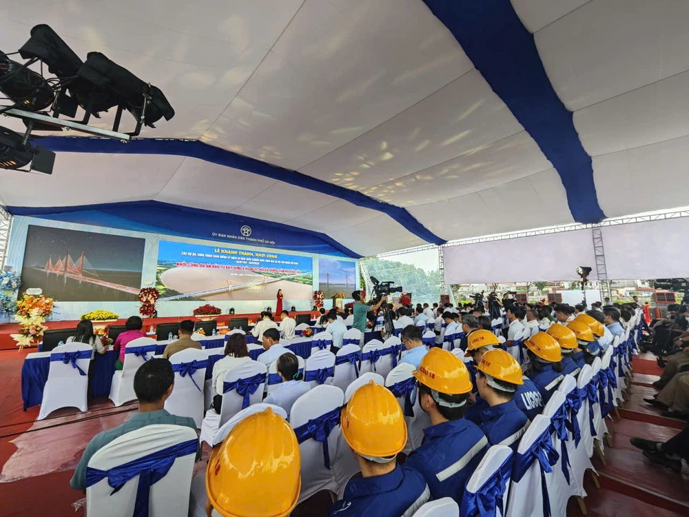 Quang cảnh lễ khởi công dự án cầu Ngọc Hồi. Ảnh: T.PHÚ