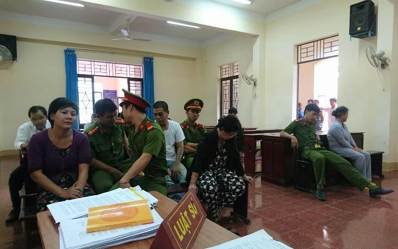 Bà Nguyễn Thị Ước (bận đồ xám, góc phải ảnh) tại phiên toà hôm nay ở Chơn Thành.