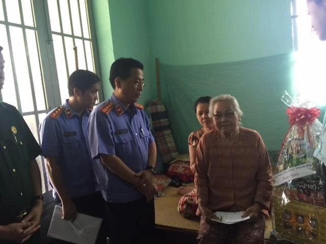 Ông Trần Kiến Xương - Chánh văn phòng VKSND TP.HCM hỏi thăm mẹ