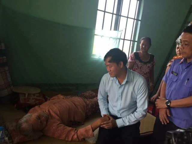 Đoàn công tác của VKSND TP.HCM thăm hỏi, phụng dưỡng Mẹ Việt Nam anh hùng Lê Thị Phiền sáng 25-7. Mới mấy ngày trước thôi, mẹ còn tự đi lại và luôn tay đan sọt