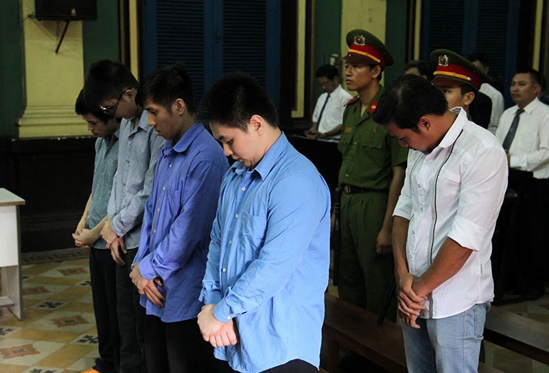 Bị cáo Phạm Sỹ Hoài Như (áo trăng) và các bị cáo tại phiên tòa sáng 23-9. Ảnh: HOÀNG GIANG