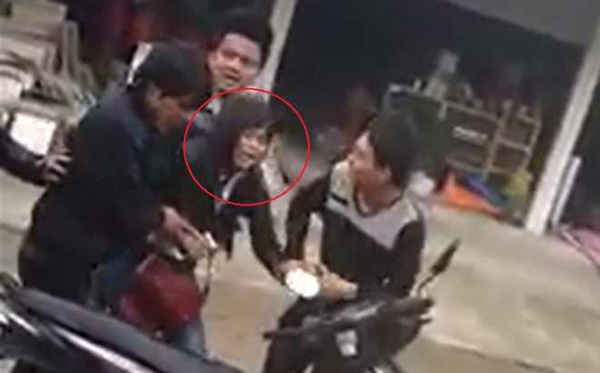 Nhiều thanh niên hợp sức khống chế bắt cô gái về làm vợ ở Nghệ An. Ảnh cắt từ clip