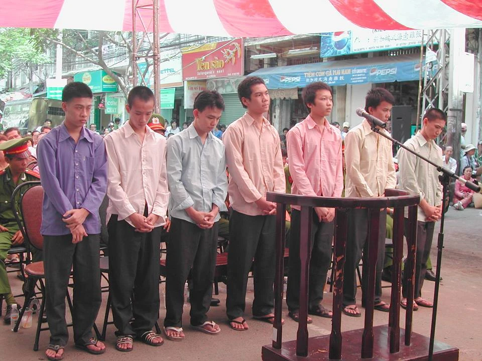 Các bị cáo đứng trước vành móng ngựa trong một phiên tòa hình sự. Ảnh: Thanh Tùng