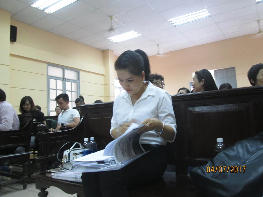 Dừng phiên tòa Ngọc Trinh vì kiểm sát viên sức khỏe yếu ảnh 1