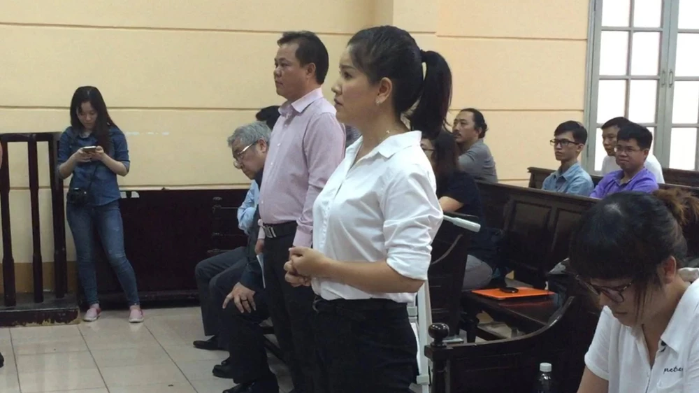 Dừng phiên tòa Ngọc Trinh vì kiểm sát viên sức khỏe yếu ảnh 2