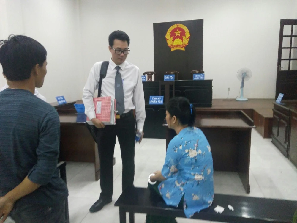 Các luật sư không đồng tình với quan điểm của đại diện VKS huyện Bình Chánh khi vị này giải thích với bị cáo: “Vụ án kéo dài là do các bị cáo không hợp tác với cơ quan điều tra..."