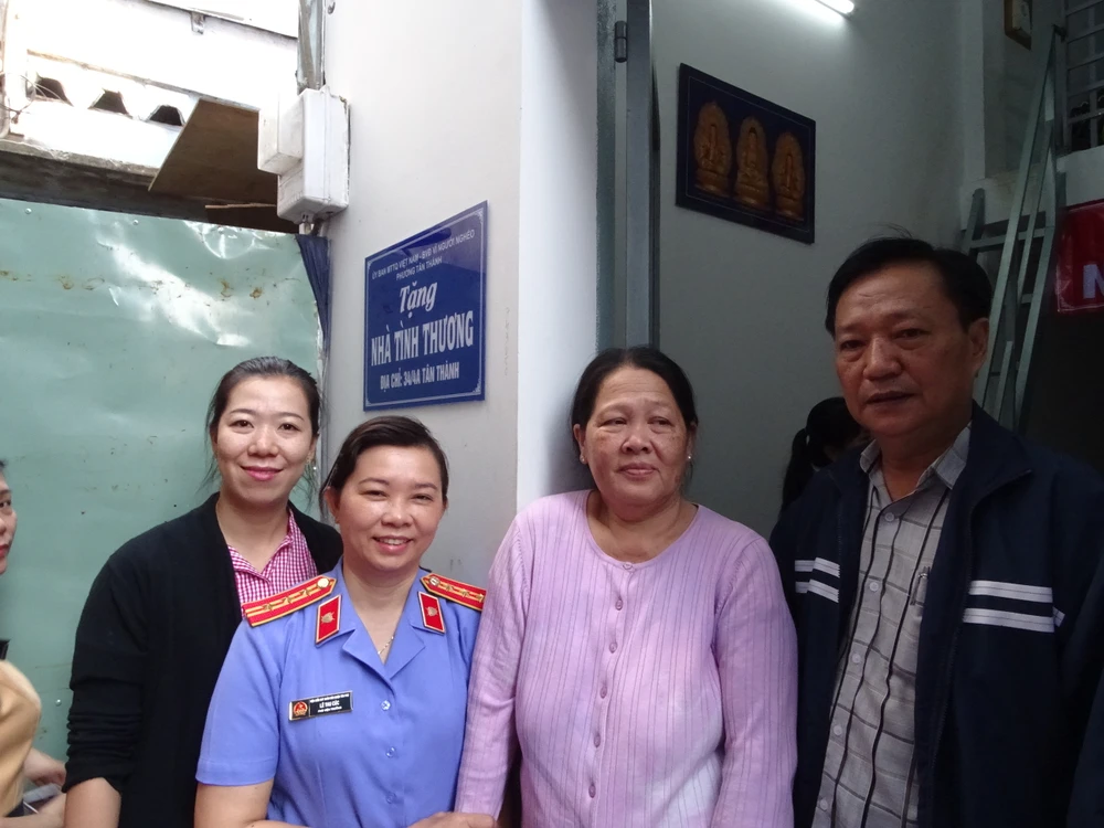 VKS đi trao yêu thương ngày cuối năm