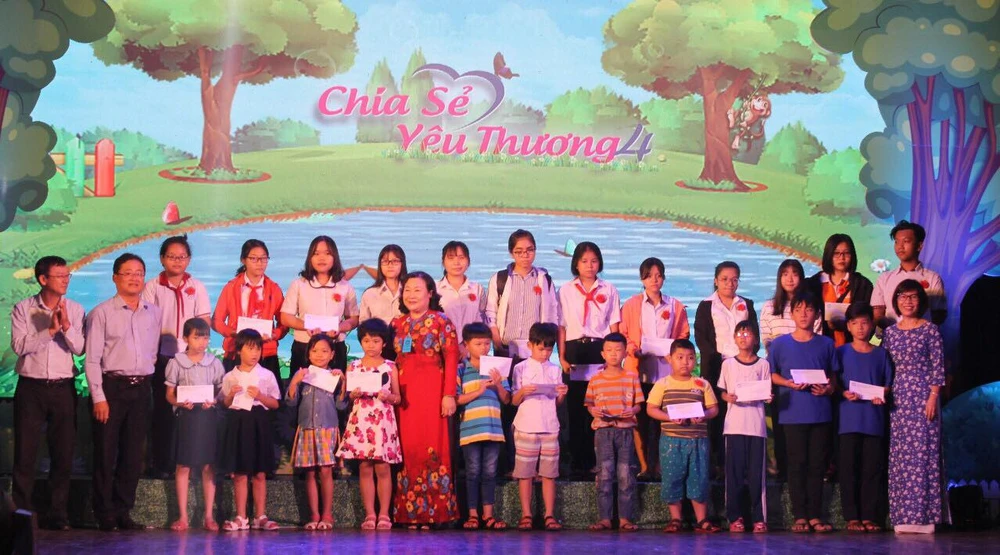 Chia sẻ yêu thương tặng quà cho 400 trẻ đặc biệt khó khăn ảnh 2