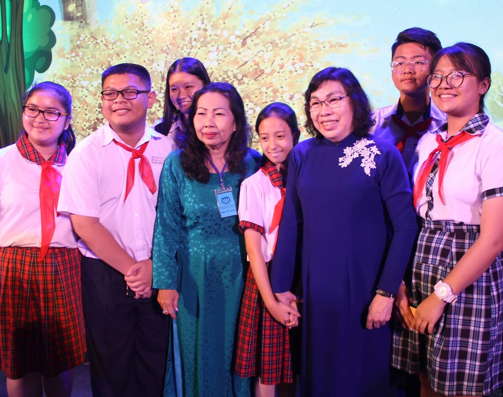 Chia sẻ yêu thương tặng quà cho 400 trẻ đặc biệt khó khăn ảnh 6