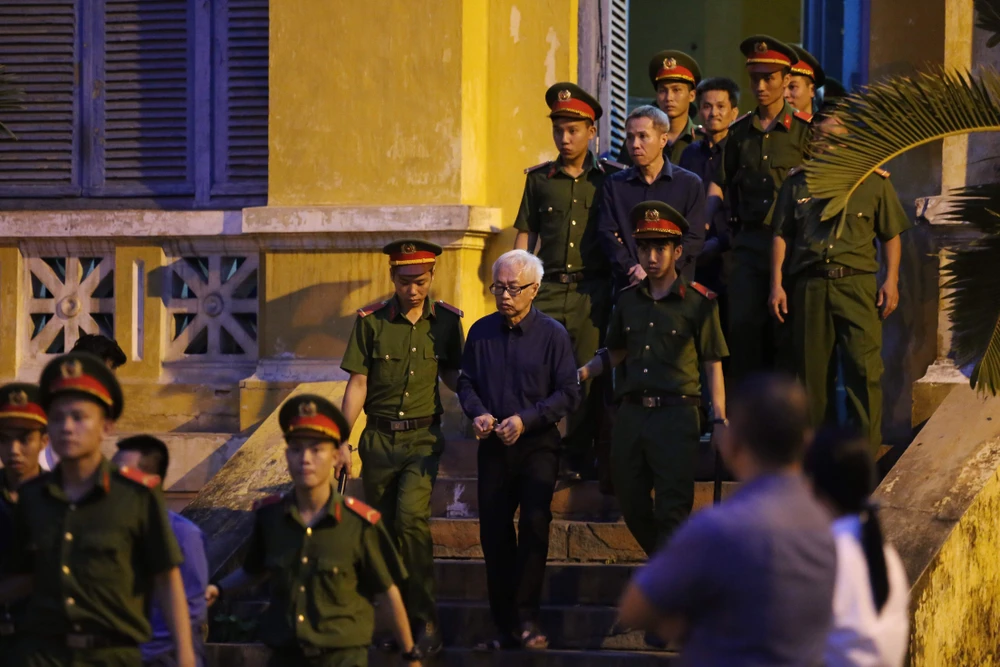 Ánh mắt Vũ 'nhôm' sau phiên tòa chiều muộn ảnh 2