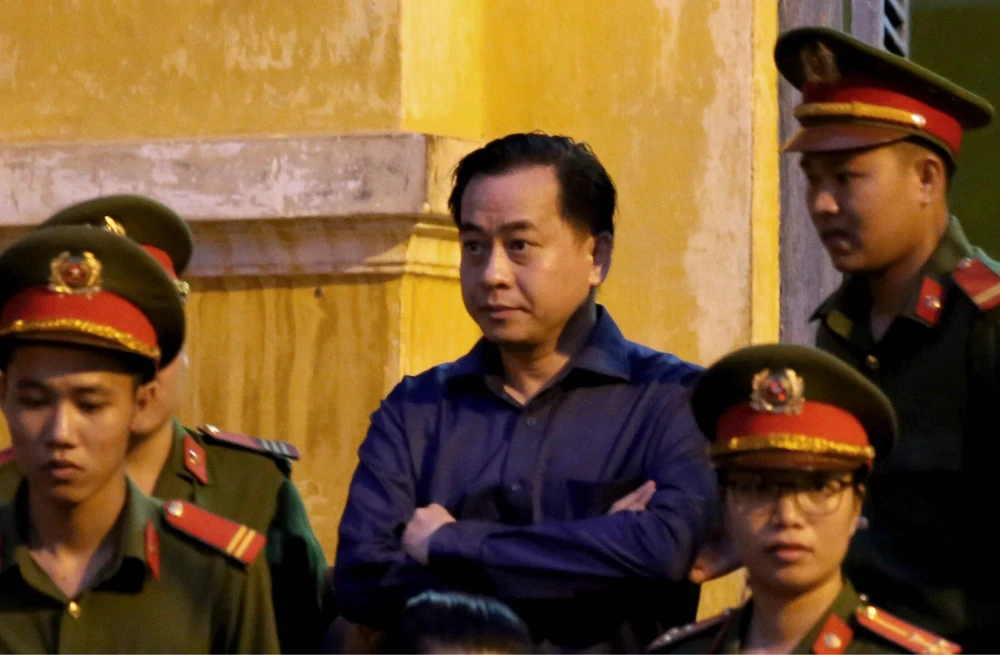 Ánh mắt Vũ 'nhôm' sau phiên tòa chiều muộn ảnh 3