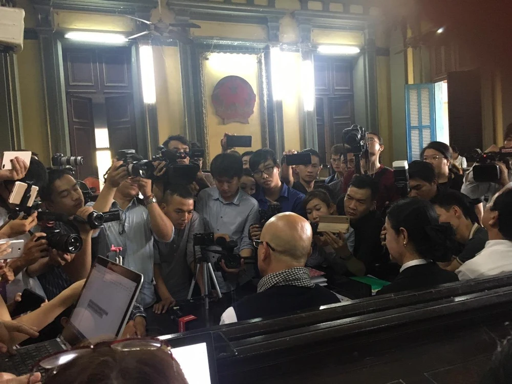 Bà Thảo khóc, ông Vũ cười sau phán quyết của tòa ảnh 4