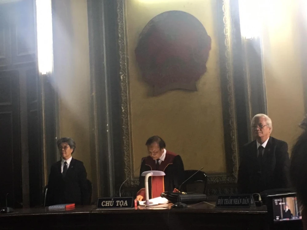 Bà Thảo khóc, ông Vũ cười sau phán quyết của tòa ảnh 3