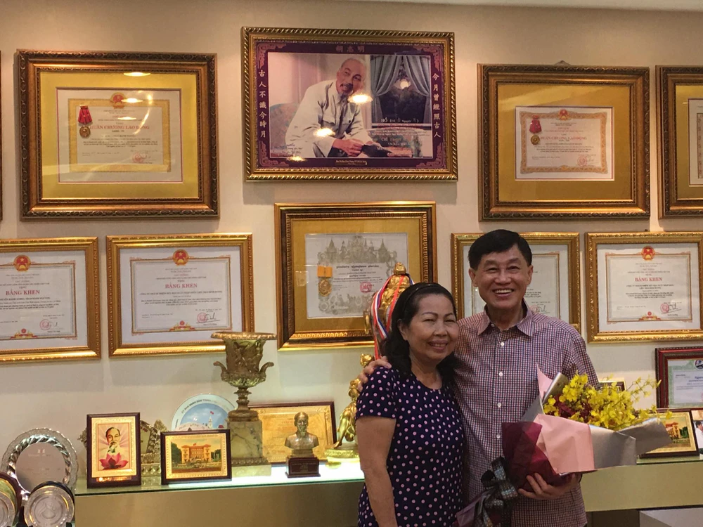 Tỉ phú Johnathan Hạnh Nguyễn tặng 500 triệu cho Hội Trẻ em TP ảnh 2