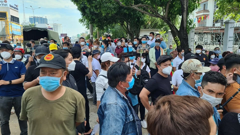 Hỗn loạn trước cổng tòa án vì... chờ xem xử vụ bà Phương Hằng bị cưỡng đoạt tiền ảnh 4 Hỗn loạn trước cổng tòa án vì... chờ xem xử vụ bà Phương Hằng bị cưỡng đoạt tiền ảnh 4