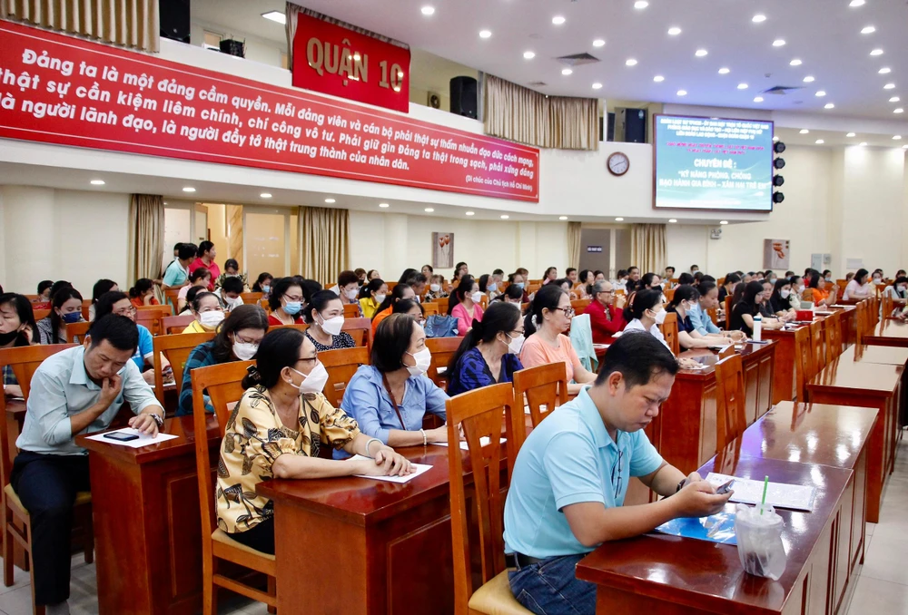 Buổi tuyên truyền thu hút đông đảo người dân, đoàn viên, hội viên tham gia. Ảnh: TRẦN LINH