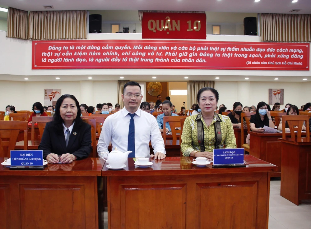 LS Nguyễn Thành Công (Ủy viên Ban Chủ nhiệm, Đoàn Luật sư TP.HCM) tham gia buổi tư vấn. Ành: TRẦN LINH