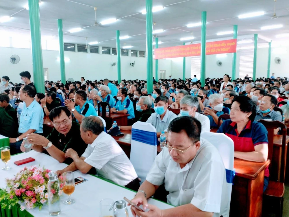 Rất đông cán bộ công chức, người lao động, học sinh, sinh viên và người dân trên địa bàn quận Tân Bình đến nghe tư vấn. Ảnh: HOÀNG NAM