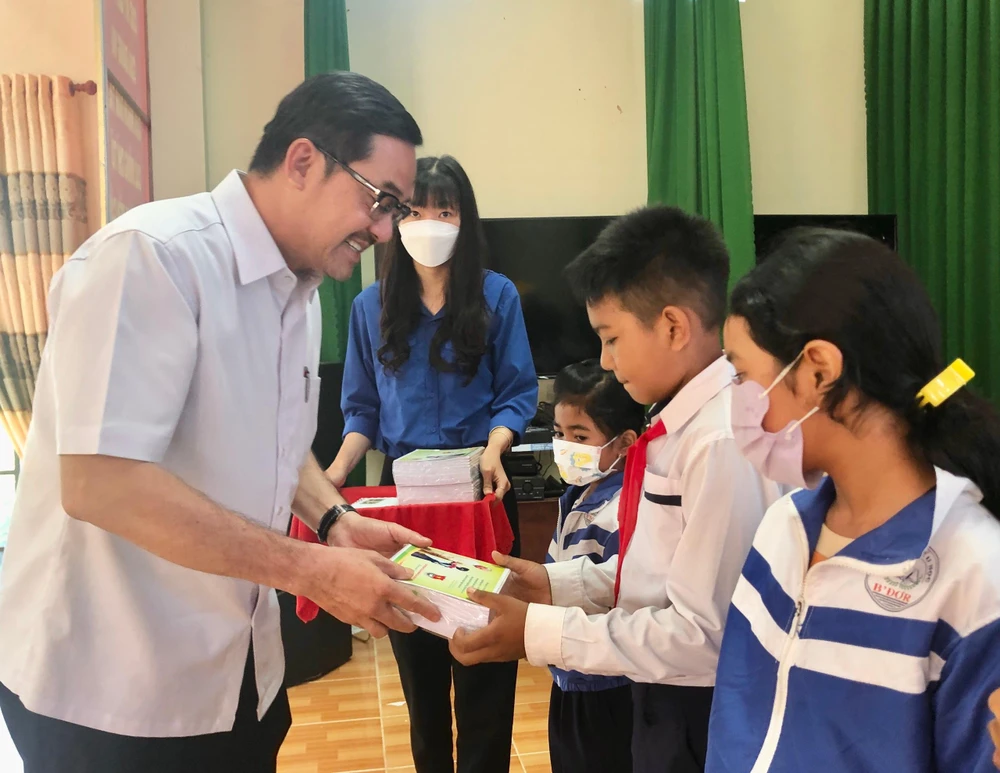 Ông Lê Thuần Phong tặng quà cho trẻ em xã Lộc An. Ảnh: TRẦN LINH