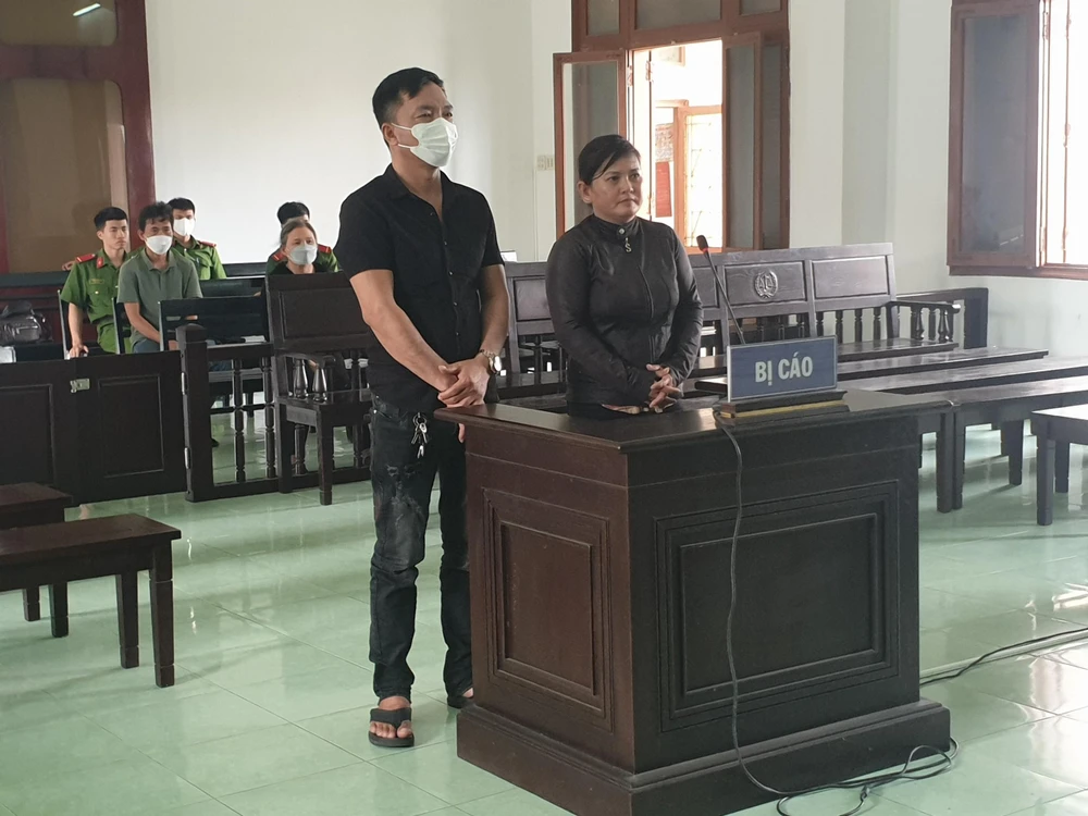 Hai vợ chồng bị cáo kháng cáo kêu oan Vũ và Tuyền kháng cáo kêu oan nhưng HĐXX phúc thẩm y án sơ thẩm. Ảnh: SB