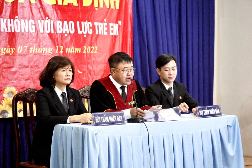 Phiên tòa giả định nhằm tăng cường công tác phổ biến giáo dục pháp luật cho các hội viên và người dân. Ảnh: TRẦN LINH