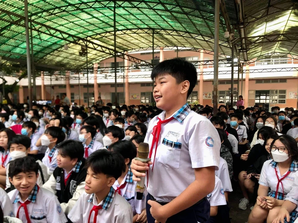 Phiên toà giả định đã tạo được sự quan tâm nồng nhiệt của gần 1.000 em học sinh Trường THCS Vĩnh Lộc B. Ảnh: TRẦN LINH Phiên toà giả định đã tạo được sự quan tâm nồng nhiệt của gần 1.000 em học sinh Trường THCS Vĩnh Lộc B. Ảnh: TRẦN LINH