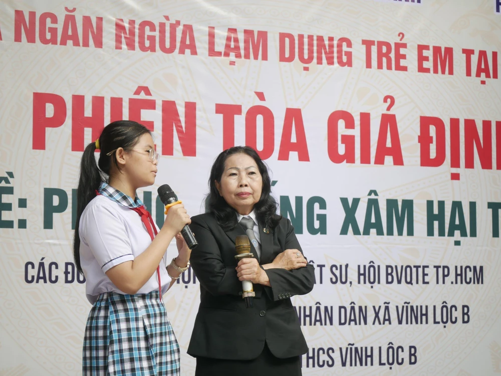 Ls Trần Thị Ngọc Nữ cầm micro giao lưu, truyền đi các thông điệp phòng tránh xâm hại trẻ em. Ảnh: TRẦN LINH Ls Trần Thị Ngọc Nữ cầm micro giao lưu, truyền đi các thông điệp phòng tránh xâm hại trẻ em. Ảnh: TRẦN LINH