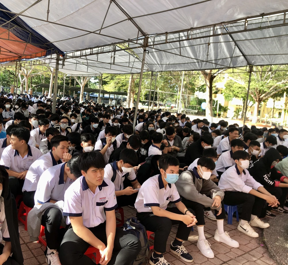 Theo dõi phiên tòa giả định, học sinh hiểu thêm về quyền và nghĩa vụ của mình. Ảnh: TRẦN LINH