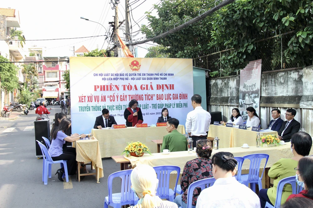 Phiên tòa giả định xét xử hành vi bạo lực gia đình. Ảnh: TRẦN LINH