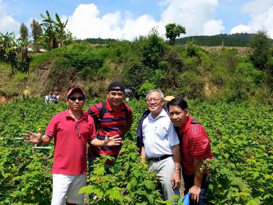 Luật sư Nguyễn Ngọc Bích trong một chuyến dã ngoại cùng học trò. Ảnh gia đình cung cấp