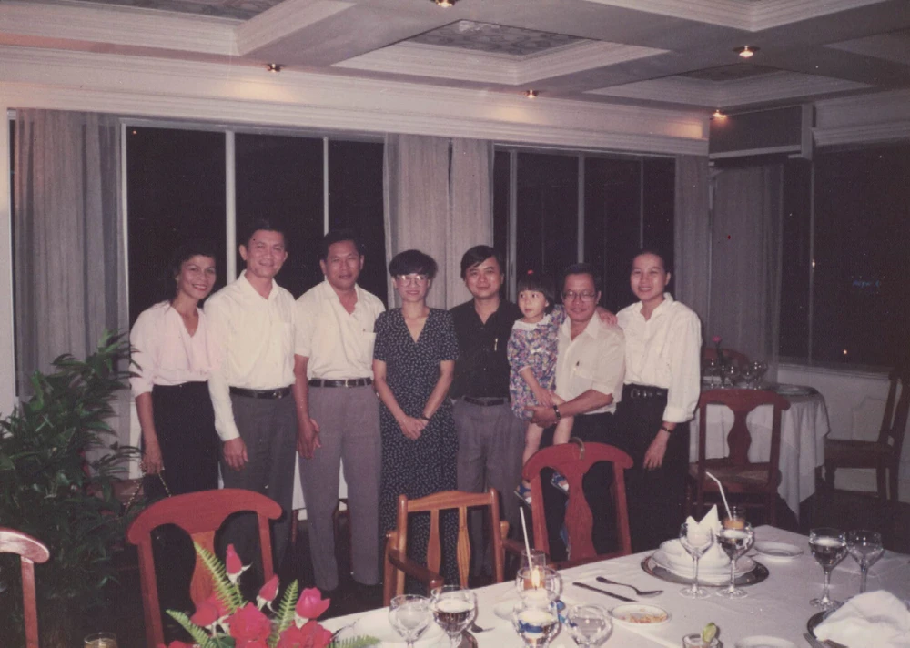 Từ trái: vợ chồng ông Trương Tấn Sang, nhà văn Lê Thành Chơn, tác giả Nguyễn Thế Thanh và LS-ĐBQH Trương Trọng Nghĩa, vợ chồng luật sư Nguyễn Ngọc Bích và con gái Nguyễn Ngọc Hương Thảo. Ảnh chụp tháng 6-1994