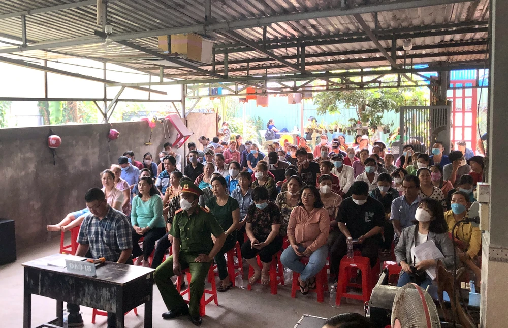 Đông đảo người tham dự chăm chú theo dõi phiên tòa giả định. Ảnh: TRẦN LINH