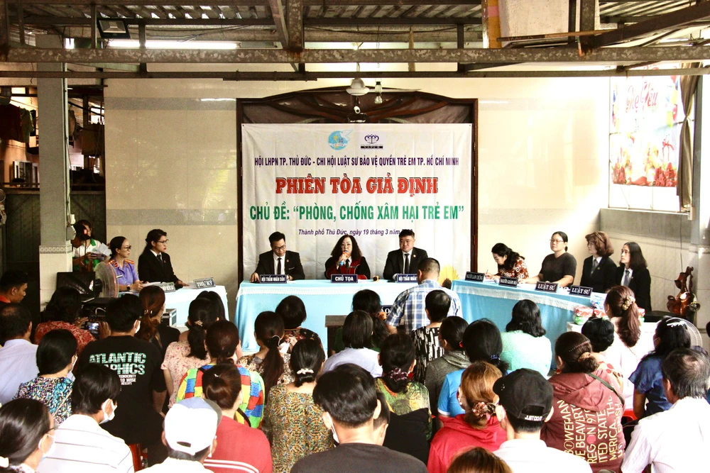 Phiên tòa giả định với chủ đề “Phòng chống xâm hại trẻ em” tổ chức tại khu nhà trọ KP2, phường Tam Phú, TP Thủ Đức. Ảnh: TRẦN LINH