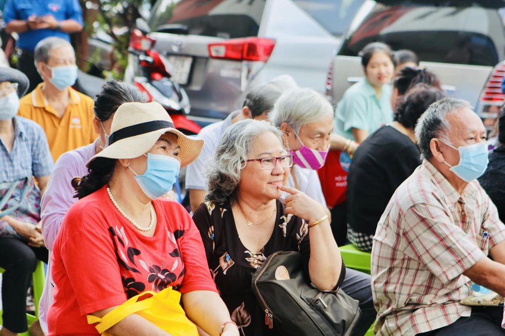 Người tham dự phiên tòa hào hứng thảo luận về mức án của HĐXX dành cho bị cáo. Ảnh: TRẦN LINH