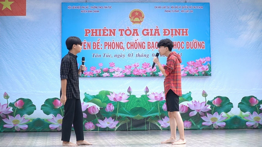Tiểu phẩm phản ánh nguyên nhân xảy ra cuộc ẩu đả, gây thương tích, giúp học sinh nắm được nguồn cơn vụ án. Ảnh: TRẦN LINH