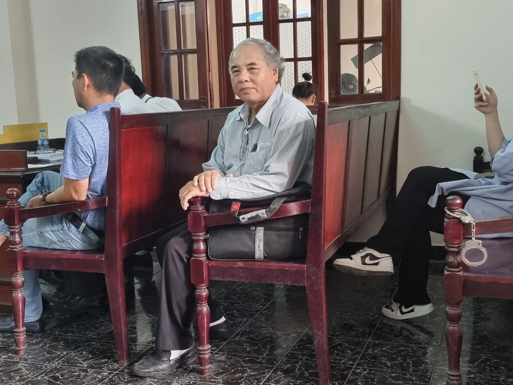 Ông Quyện chờ nghe tòa tuyên án. Ảnh: PHƯƠNG LOAN