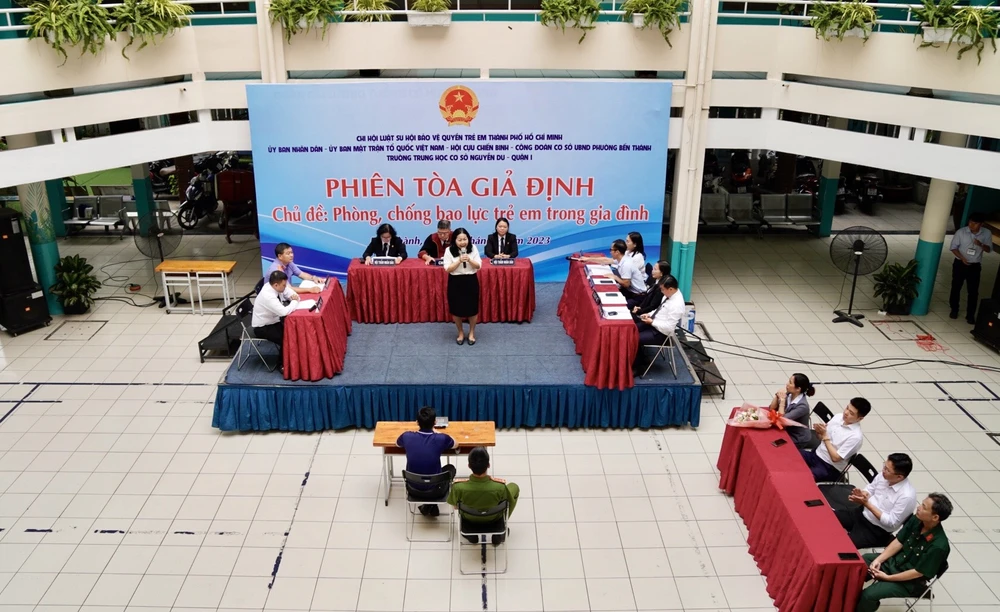 Đây là hoạt động tuyên truyền pháp luật nhằm phòng chống các hành vi bạo lực trong gia đình, trường học và ngoài xã hội. Ảnh: TRẦN LINH