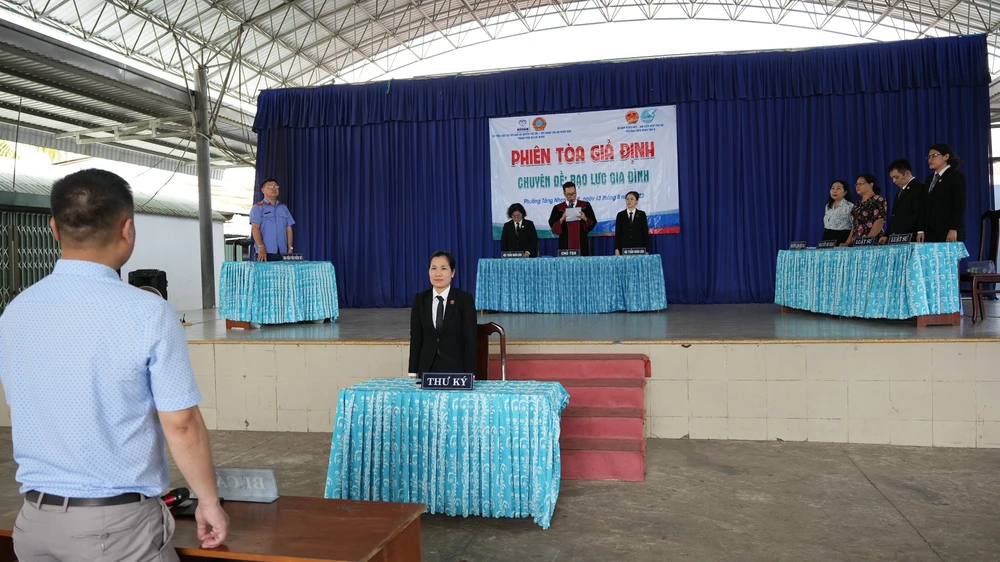 Chương trình mong muốn nạn nhân bạo lực gia đình và cả người có hành vi bạo lực hiểu được quyền và nghĩa vụ của mình. Ảnh: HC