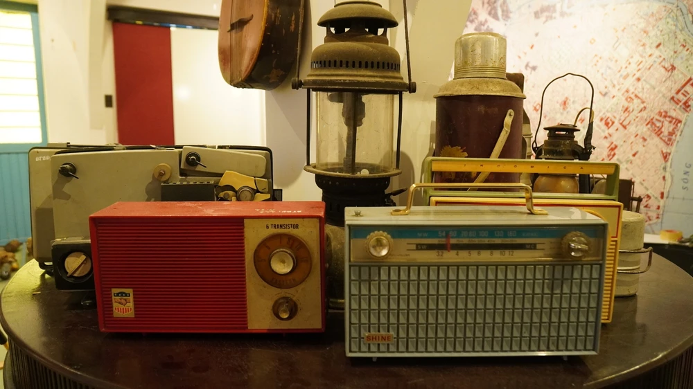 Radio ấp chiến lược, do chính phủ Mỹ cấp miễn phí cho người dân trong ấp chiến lược - thời kỳ Ngô Đình Diệm dồn dân lập ấp chiến lược để dễ quản lý. Việc phát radio miễn phí cho dân nhằm thuận lợi cho mục đích tuyên truyền. Loại radio này được thiết kế đặc biệt, rất đơn giản dễ sử dụng và bắt sóng rất mạnh ở một vài tần số.