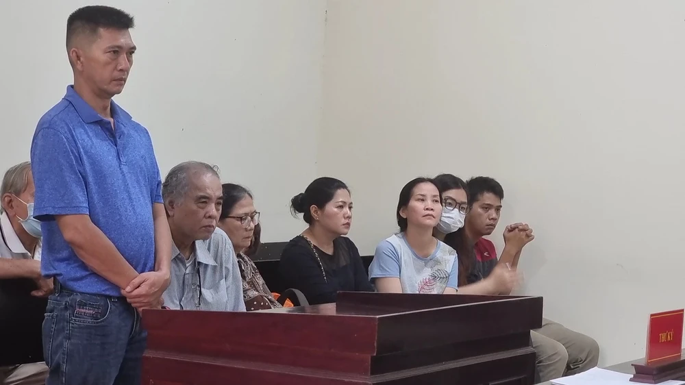 gia dinh ong Quyen.jpeg