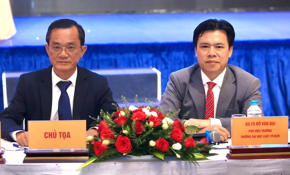 GS-TS Đỗ Văn Đại, Phó Hiệu trưởng Trường ĐH Luật TP.HCM (bên phải) và nhà báo Nguyễn Đức Hiển, Phó Tổng Biên tập thường trực Báo Pháp Luật TP.HCM, cùng chủ trì, điều hành hội thảo. Ảnh: NGUYỆT NHI