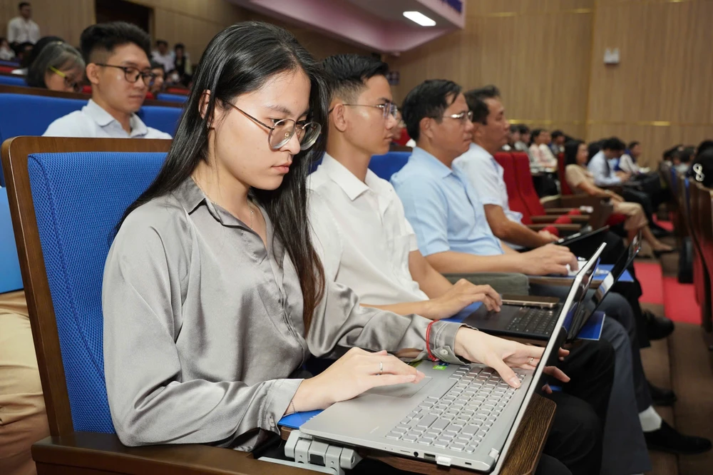 sinh vien tham du hoi thao.jpg