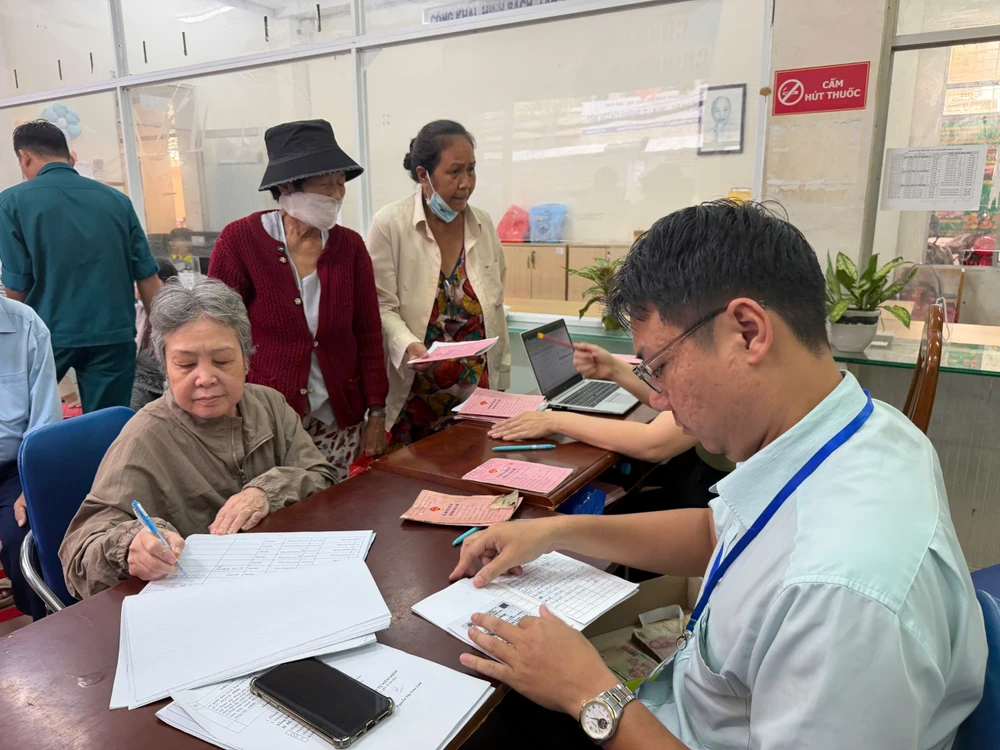 dan nhan tien phuong Tan Son Nhat.jpg