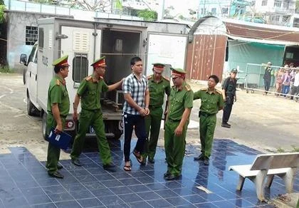 Đông nghẹt người theo dõi phiên tòa xử 1 vụ thảm án