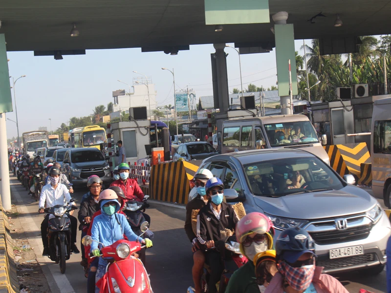 Nghẽn cứng đường lên cầu, BOT Cầu Rạch Miễu vẫn thu phí ảnh 1