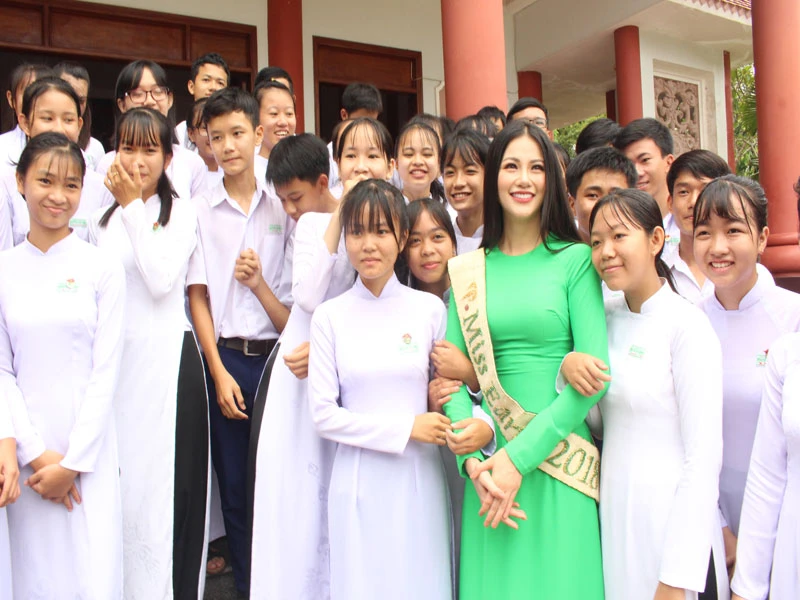 Hoa hậu Phương Khánh về thăm quê nhà Bến Tre ảnh 11