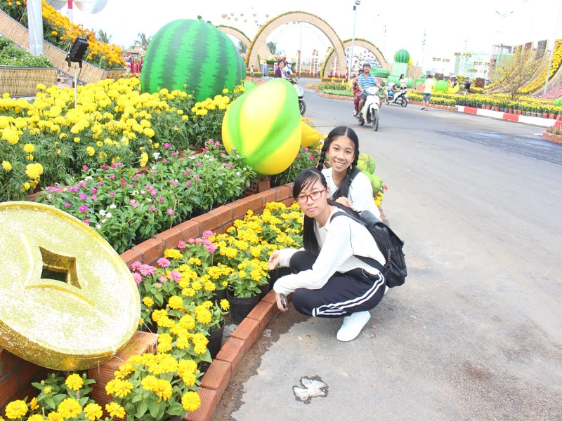 Du khách thích thú với đường hoa xuân tại TP Mỹ Tho ảnh 3