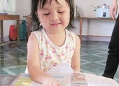 Bé biết đọc, hát tiếng Anh khi ba tuổi
