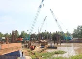 Bến Tre đắp đập ‘dã chiến’ ngăn mặn
